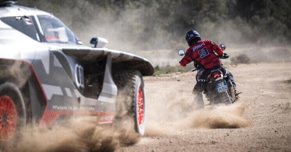 [VIDEO] Danilo Petrucci, con la DesertX, e Carlos Sainz danno spettacolo sulla sabbia