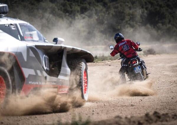 [VIDEO] Danilo Petrucci, con la DesertX, e Carlos Sainz danno spettacolo sulla sabbia