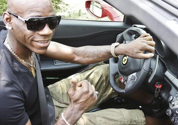 Chiesero 100mila euro a Balotelli per tacere un presunto stupro. Il legale della giovane: &ldquo;Cos&igrave; mi compro due Ferrari&rdquo; 