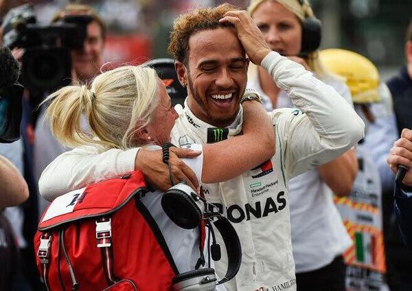 Lewis Hamilton arrabbiato con la Mercedes? Macch&eacute;: la serata con Angela Cullen a Miami per dimenticare la gara