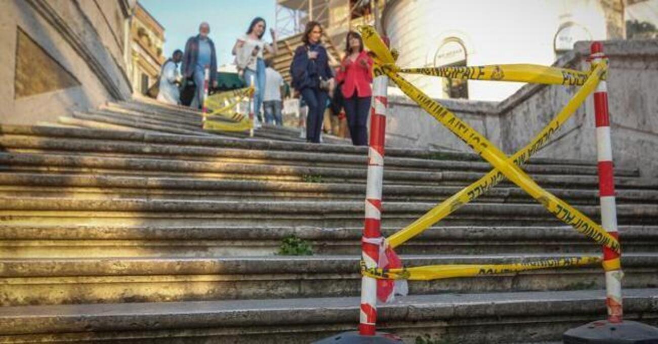 Con la Maserati su Trinit&agrave; dei Monti, scalinata danneggiata da una bravata: denunciato