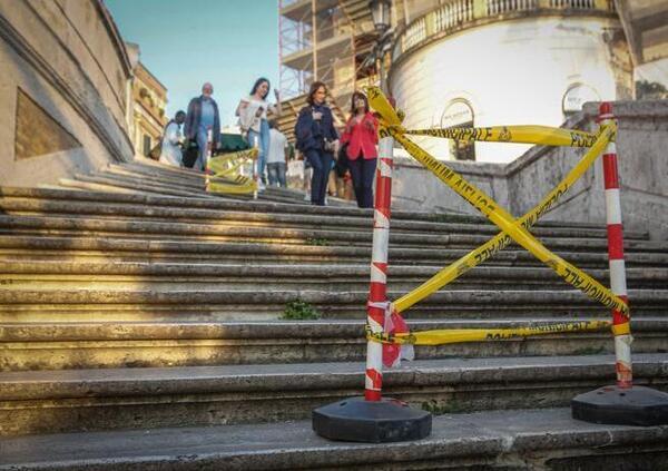 Con la Maserati su Trinit&agrave; dei Monti, scalinata danneggiata da una bravata: denunciato