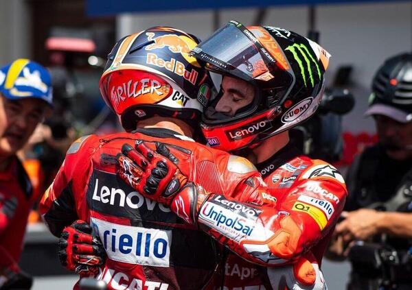 Le italiane di Le Mans: doppietta Ducati e Aprilia in prima fila. Quartararo ha il passo migliore, ma la pioggia lo spaventa