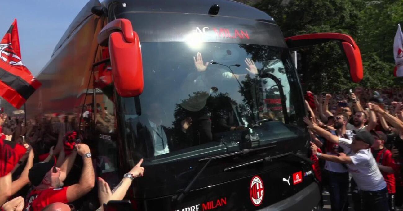 Ibra scatenato: rompe a manate il vetro del pullman del Milan [VIDEO]