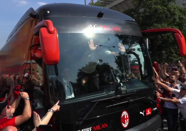 Ibra scatenato: rompe a manate il vetro del pullman del Milan [VIDEO]