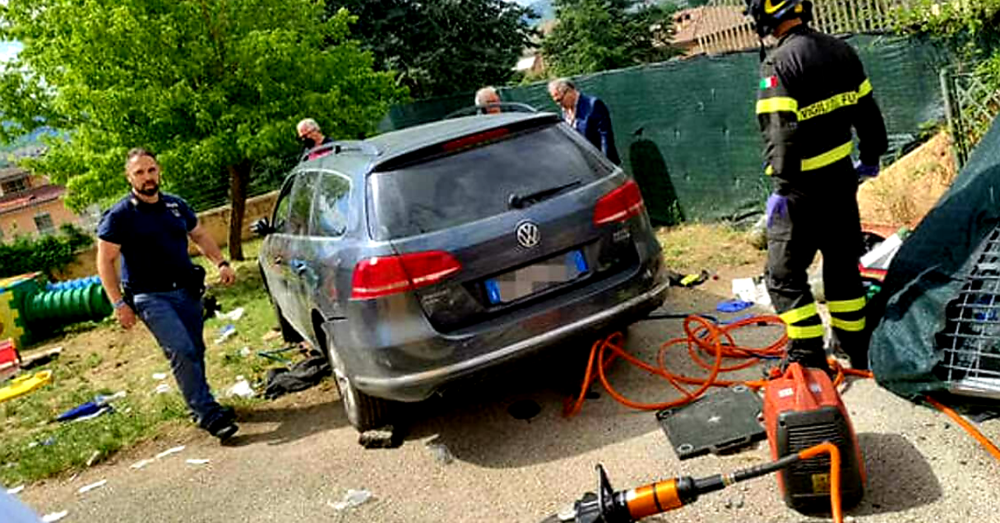 Tragedia a L&rsquo;Aquila, auto piomba nel giardino di un asilo: morto bambino di 4 anni, 5 feriti (di cui uno grave)