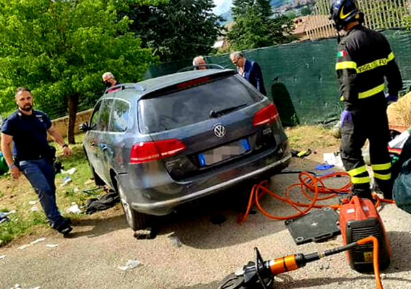 Tragedia a L&rsquo;Aquila, auto piomba nel giardino di un asilo: morto bambino di 4 anni, 5 feriti (di cui uno grave)