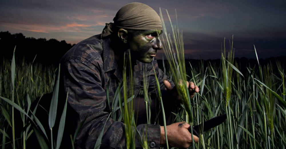 Ecco come sopravvivere a un attacco russo. Ce lo spiega il survivalist e istruttore dell&rsquo;esercito Coloru, che rivela: &ldquo;La Nato forma uomini per portare avanti la guerra in Ucraina. Italiani compresi&rdquo;