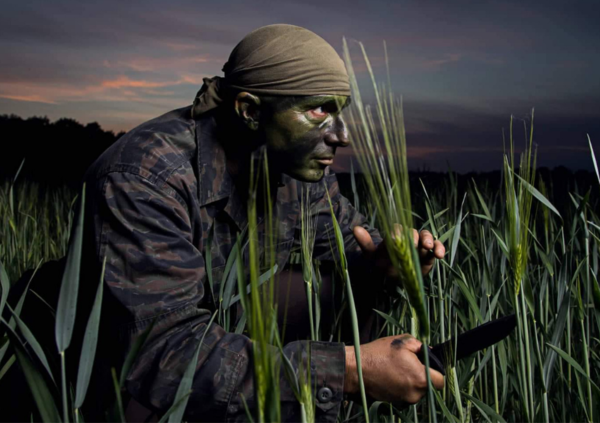 Ecco come sopravvivere a un attacco russo. Ce lo spiega il survivalist e istruttore dell&rsquo;esercito Coloru, che rivela: &ldquo;La Nato forma uomini per portare avanti la guerra in Ucraina. Italiani compresi&rdquo;