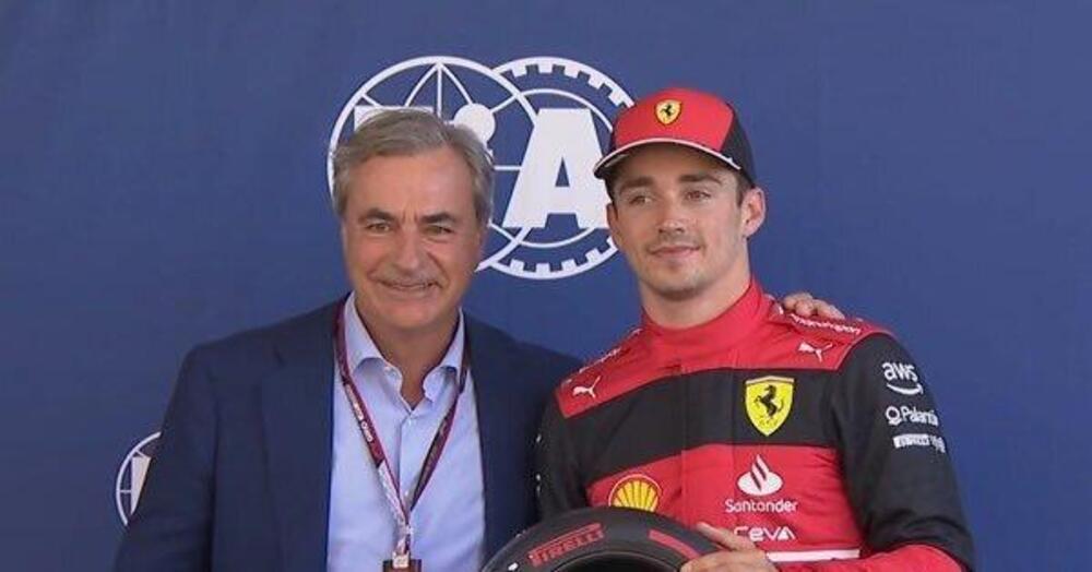 Che spettacolo vedere Carlos Sainz Senior premiare Charles Leclerc a Barcellona