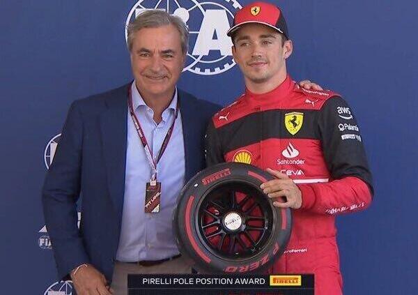 Che spettacolo vedere Carlos Sainz Senior premiare Charles Leclerc a Barcellona