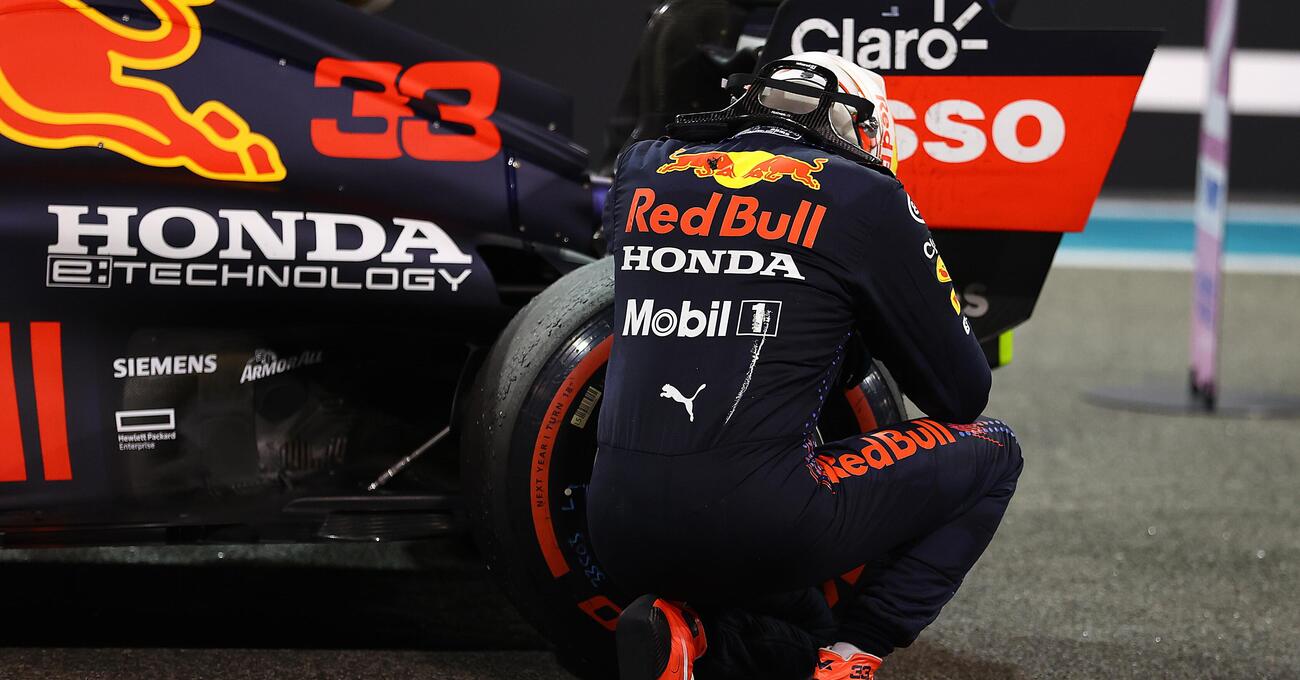 Verstappen esplode di gioia con il team radio e non dimentica di celebrare Perez