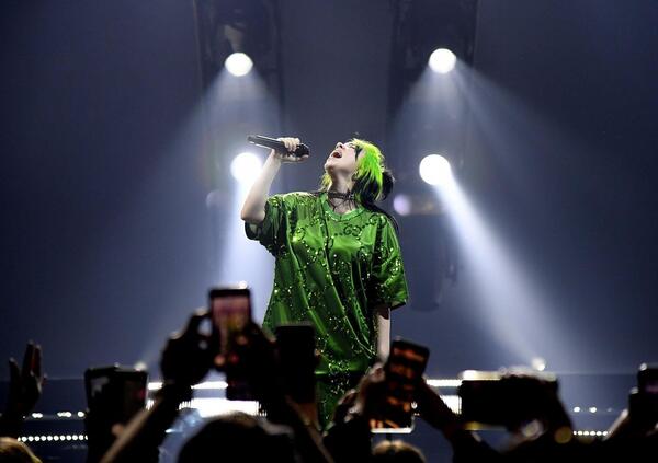 Ma quale sindrome di Tourette, Billie Eilish ha spiegato che un concerto &egrave; come una bella cagata (e ha ragione)