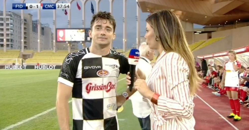 Leclerc campione sul campo da calcio e Sainz gli risponde intervistato dalla Masolin: &quot;Ho provato ad andargli vicino ma&hellip;&quot;