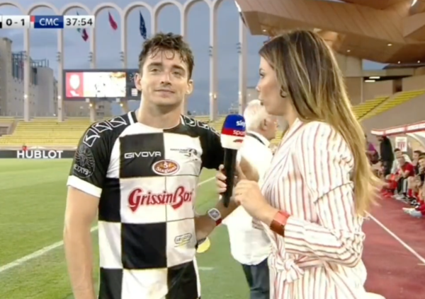 Leclerc campione sul campo da calcio e Sainz gli risponde intervistato dalla Masolin: &quot;Ho provato ad andargli vicino ma&hellip;&quot;