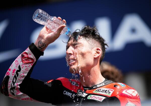 &ldquo;Aleix ha il sangue nero nelle vene&rdquo;: Aprilia rinnova i contatti fino al 2024. E sul team satellite&hellip;