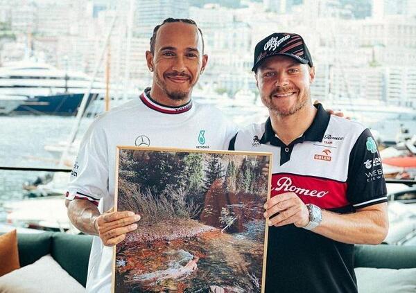 [VIDEO] Bottas regala ad Hamilton una foto os&eacute;: il protagonista &egrave; lui