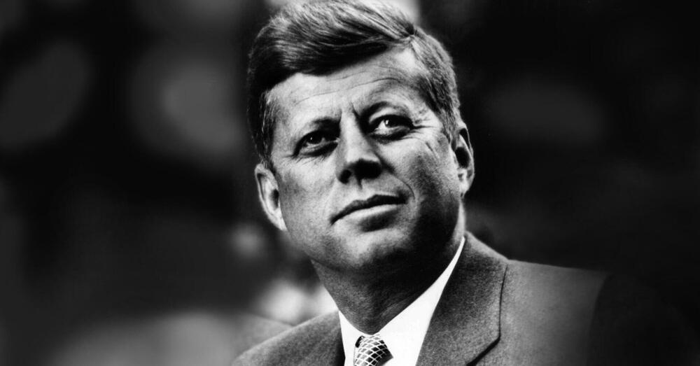 Tutto quello che non torna nella &ldquo;versione ufficiale&rdquo; sull&#039;assassinio di Kennedy, a 105 anni dalla nascita di JFK