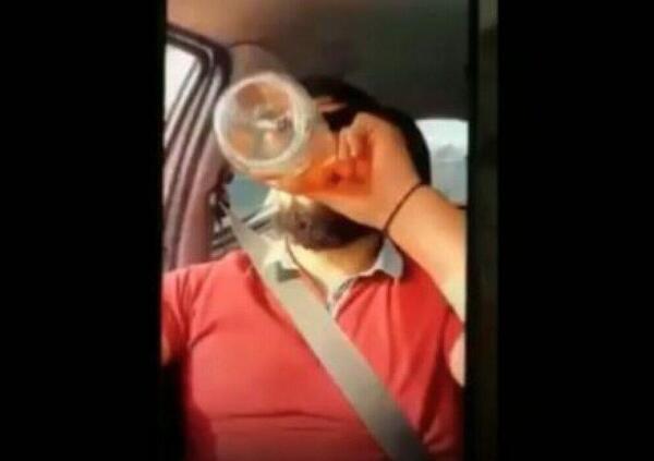 Si riprende mentre beve whisky, guida a velocit&agrave; folle e si schianta in diretta social coinvolgendo altre persone [VIDEO]