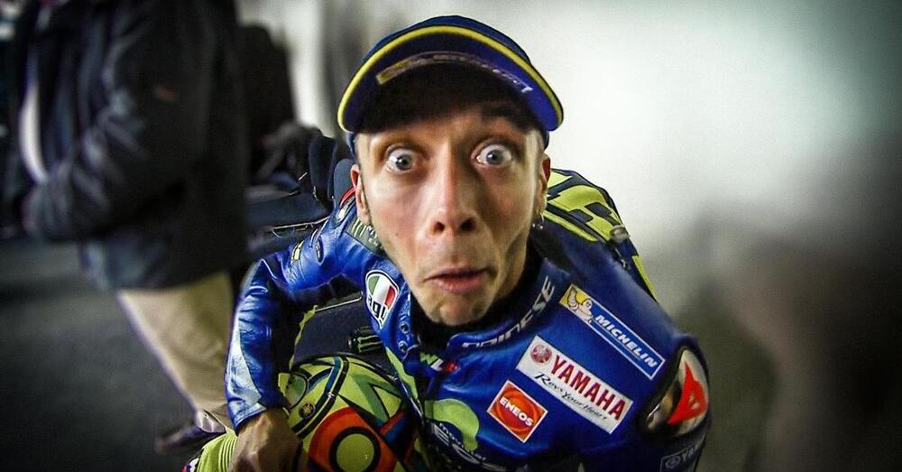 [FOTO] Valentino Rossi a Misano per la SBK: Un T-Max con l&rsquo;Akrapovic, Francesca dietro e capelli al vento. E le ciabatte?