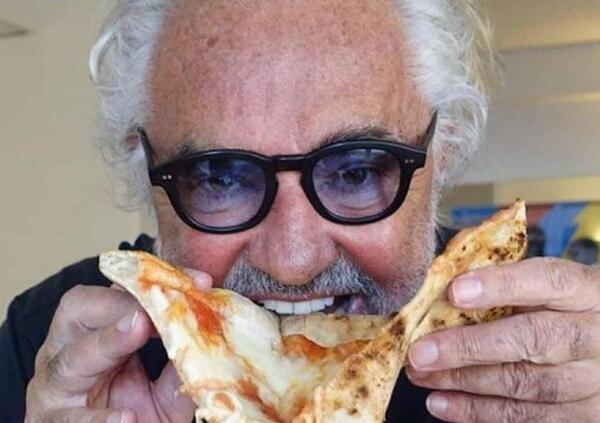 Briatore attacca la Repubblica: &quot;Crazy Pizza troppo cara?&quot;. E lui li zittisce cos&igrave;