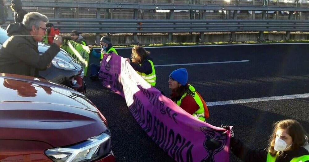 Ambientalisti bloccano il raccordo anulare, guarda la reazione inferocita degli automobilisti 