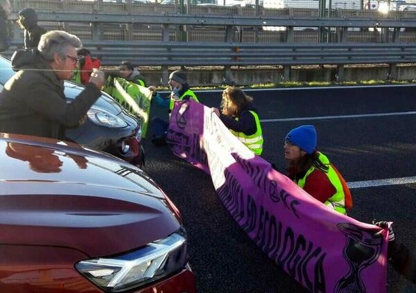 Ambientalisti bloccano il raccordo anulare, guarda la reazione inferocita degli automobilisti 