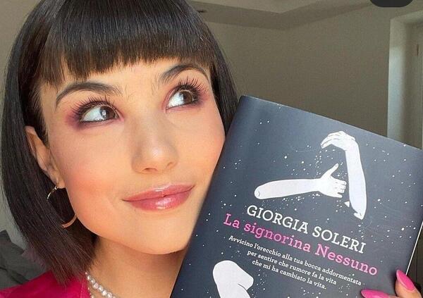 &ldquo;Non &egrave; un libro di poesia&rdquo;. L&rsquo;affondo contro Giorgia Soleri della poetessa Colella. E la risposta innesca il dissing letterario