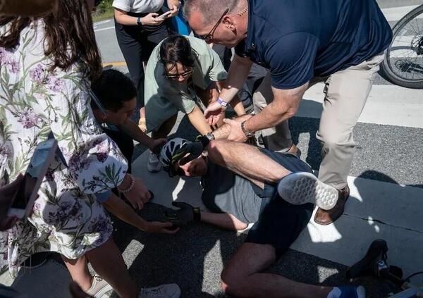 La caduta di Biden. Bizzarro incidente stradale per il presidente Usa. E non &egrave; il primo &ldquo;inciampo&rdquo; [VIDEO]