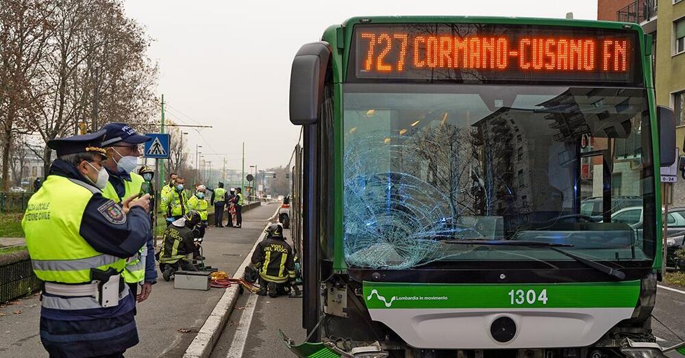 Autista del bus travolge e uccide una donna: alla guida era su una chat molto particolare... 