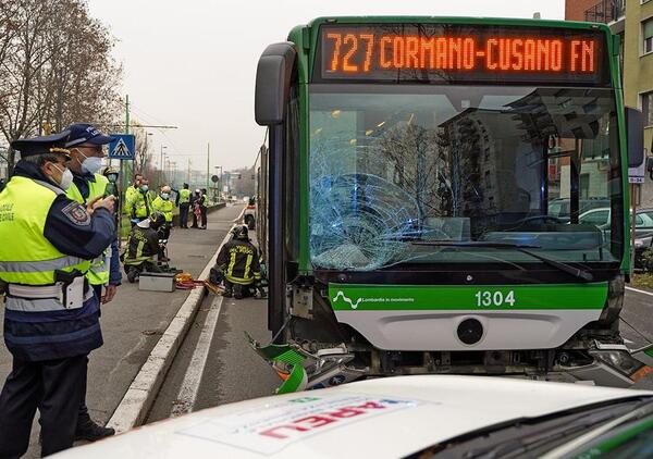 Autista del bus travolge e uccide una donna: alla guida era su una chat molto particolare... 