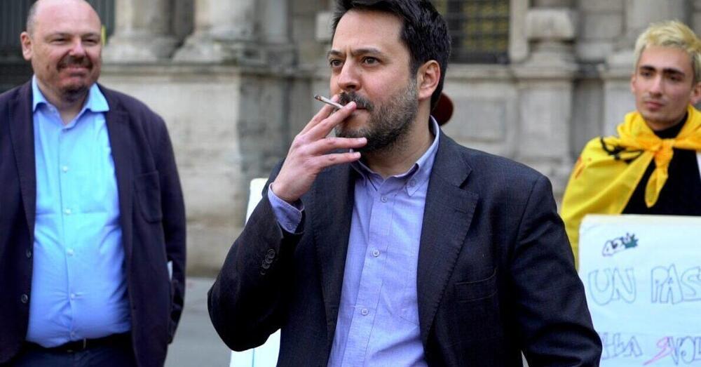 Legalizzazione della marijuana, il consigliere che si &egrave; fatto una canna davanti al Comune: &ldquo;Contrasta la mafia e crea lavoro&rdquo;. E sui politici contro: &ldquo;Fatevi un giro a Montecitorio...&rdquo;