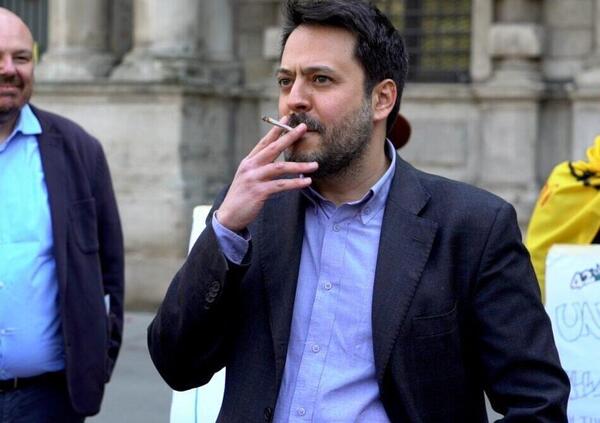 Legalizzazione della marijuana, il consigliere che si &egrave; fatto una canna davanti al Comune: &ldquo;Contrasta la mafia e crea lavoro&rdquo;. E sui politici contro: &ldquo;Fatevi un giro a Montecitorio...&rdquo;