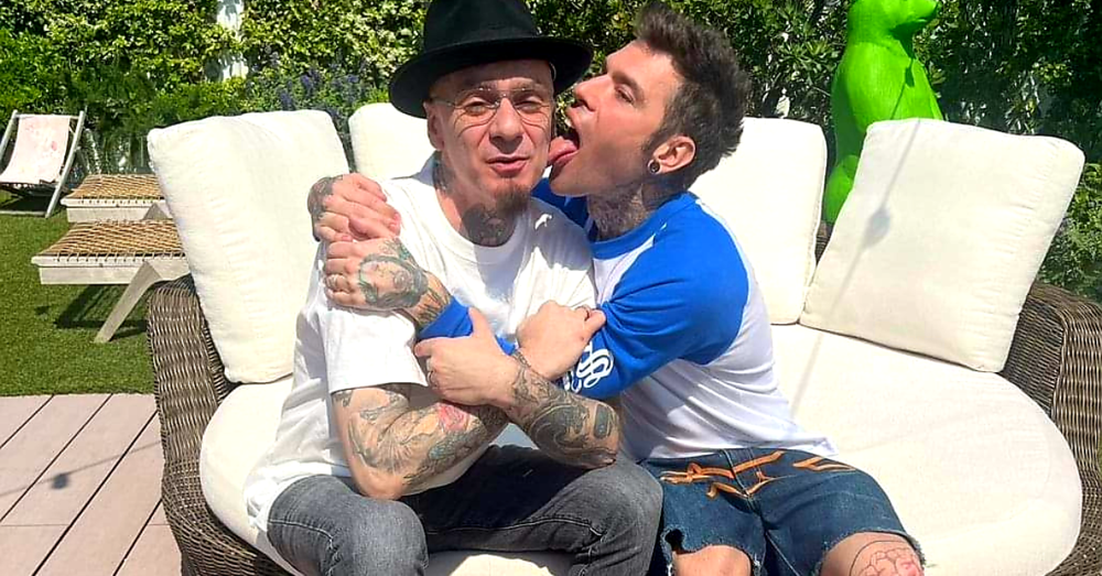 &quot;Love Mi&quot; di Fedez e J-Ax, sapete quanto costa? Ve lo diciamo noi. Ma la stessa cifra va in beneficenza?