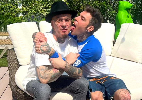 &quot;Love Mi&quot; di Fedez e J-Ax, sapete quanto costa? Ve lo diciamo noi. Ma la stessa cifra va in beneficenza?