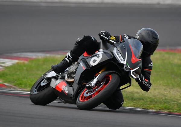 Aprilia Riding Academy: il corso di guida in pista, con la moto giusta