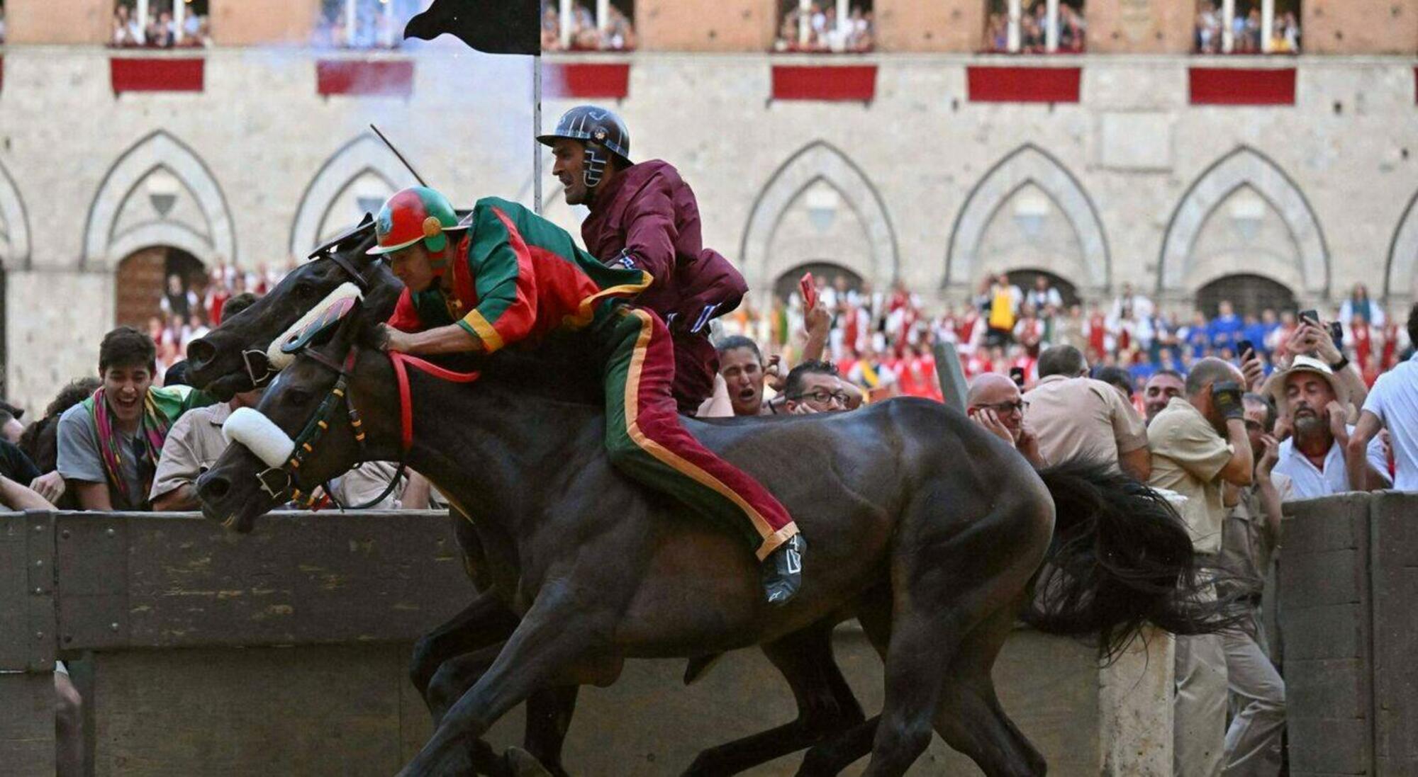 palio di siena 2022 vittoria del drago al photofinish