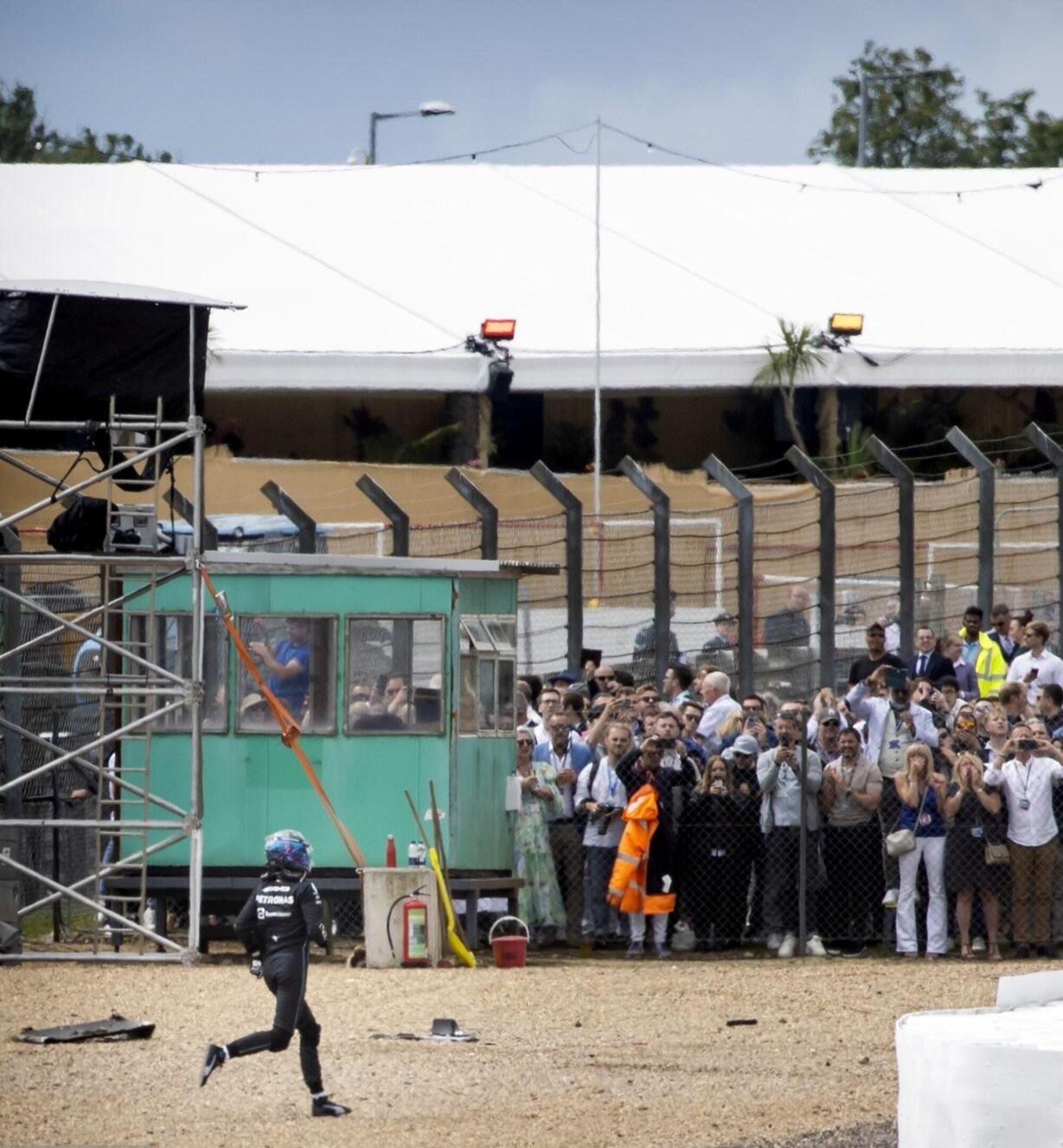 George Russell corre a controllare le condizioni di Zhou Guanyu dopo l&#039;incidente di Silverstone