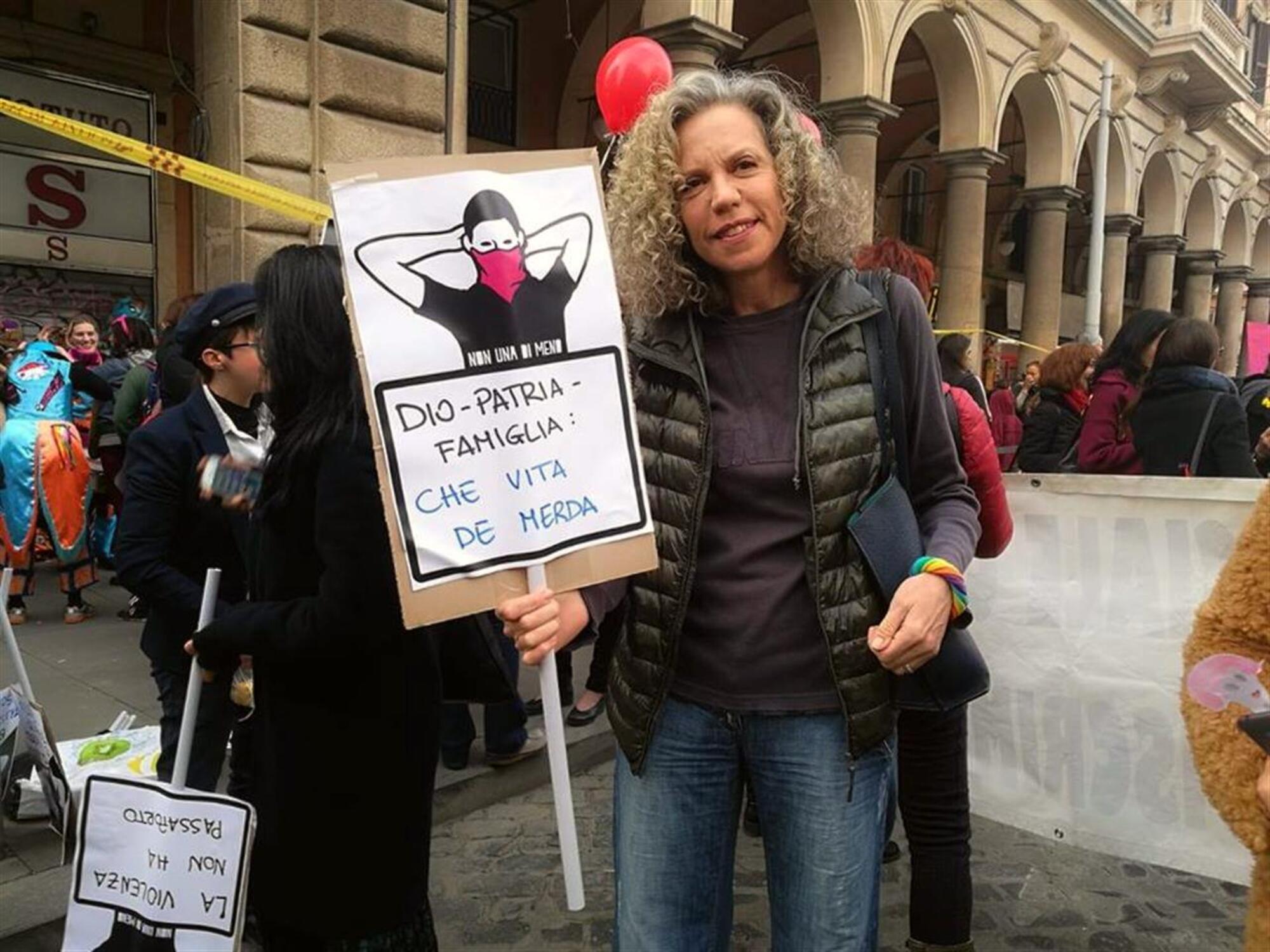 La senatrice Monica Cirinnà con il suo slogan