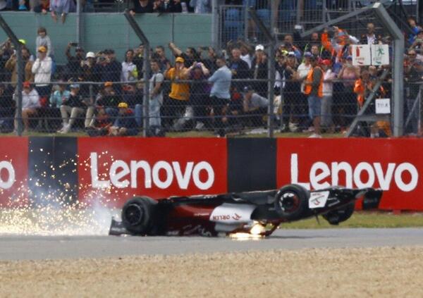 [VIDEO] L&rsquo;assurdo incidente di Silverstone visto dalle tribune: che paura per il pubblico