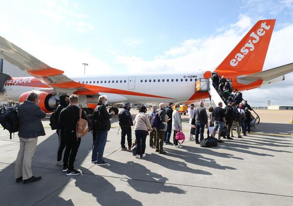 Ok, ma che ca**o succede ai voli? Cancellazioni, ritardi negli aeroporti, tratte a rischio e... fine dell&#039;era dei low cost?
