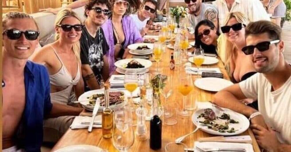 Ecco la foto di Bagnaia a cena con Valentino e non solo prima dell&#039;incidente a Ibiza