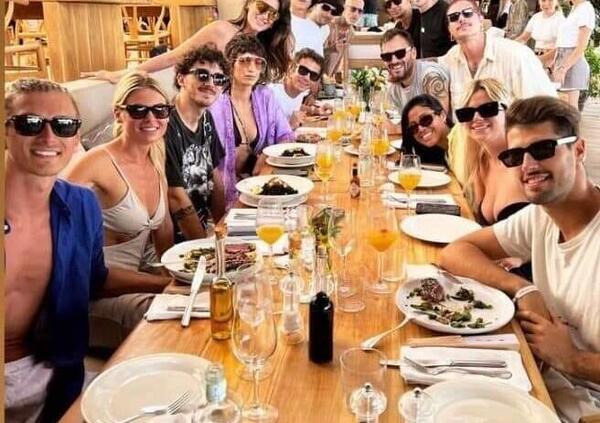 Ecco la foto di Bagnaia a cena con Valentino e non solo prima dell&#039;incidente a Ibiza