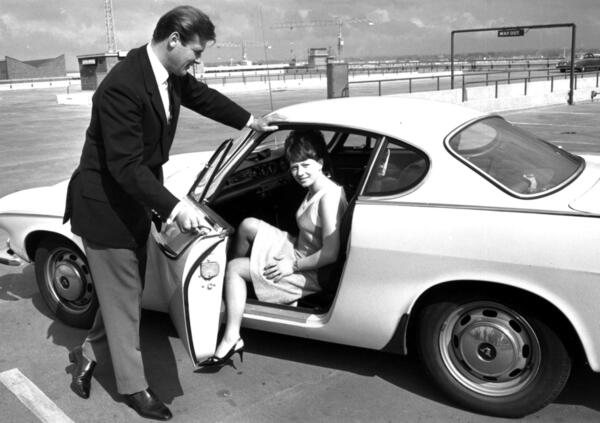 Ma l&rsquo;auto &egrave; femmina o maschio? Il poeta Aurelio Picca ci svela il sesso di Alfa, Ferrari, Bmw, Mercedes, Aston, Volvo, Lancia e&hellip; di coloro che ci salgono