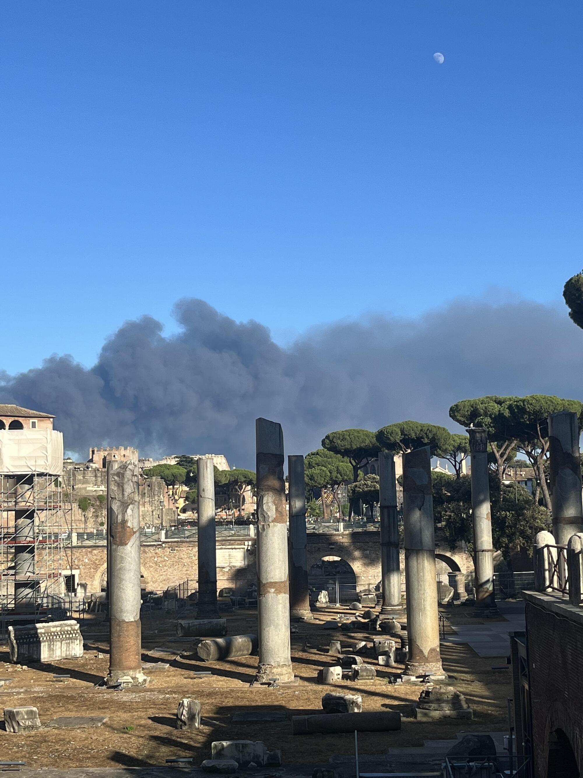 20220709 213357300 7428La nube di fumo nero visibile anche dal centro di Roma