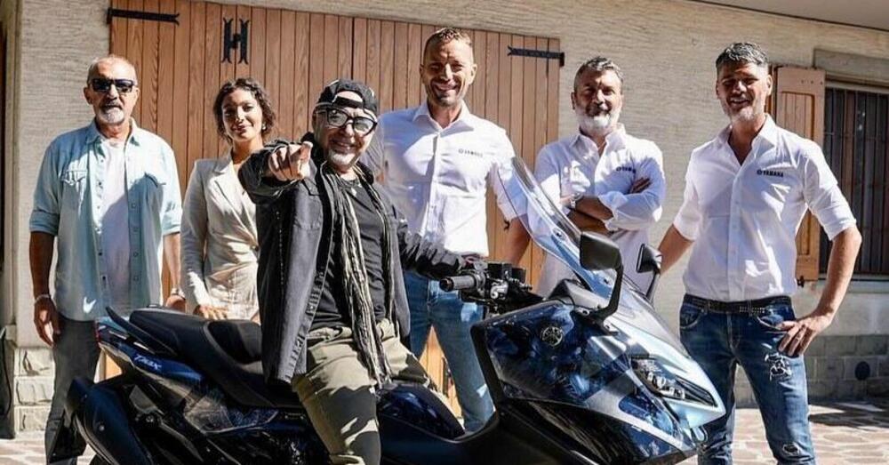 Vasco Rossi: &ldquo;Vado al T-Max!&rdquo; e sfoggia il maxiscooter Yamaha elaborato da Aldo Drudi