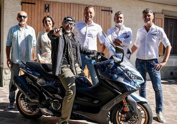 Vasco Rossi: &ldquo;Vado al T-Max!&rdquo; e sfoggia il maxiscooter Yamaha elaborato da Aldo Drudi