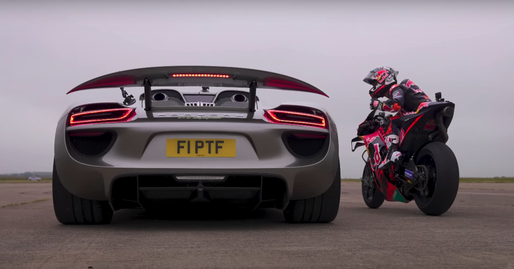 La sfida definitiva tra la MotoGP di Dani Pedrosa e una Porsche 918 Spyder [VIDEO] 