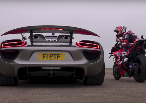 La sfida definitiva tra la MotoGP di Dani Pedrosa e una Porsche 918 Spyder [VIDEO] 