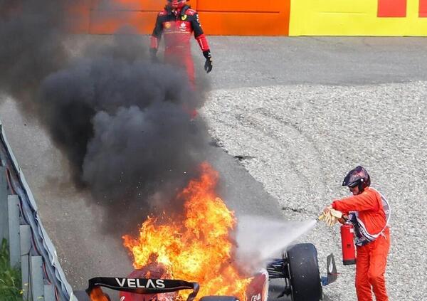 Sainz, follia in pista durante l&rsquo;incendio: Marshal &ldquo;scappa&rdquo; dopo aver lasciato l&rsquo;estintore